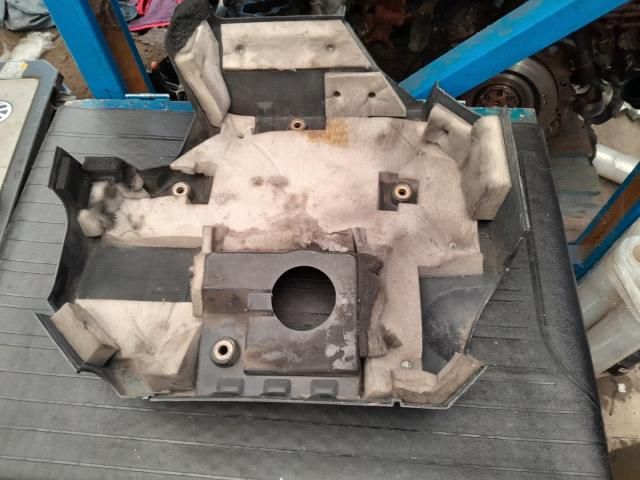 bontott MITSUBISHI PAJERO Felső Hűtőburkolat