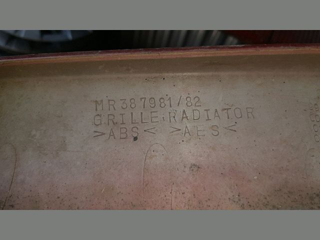 bontott MITSUBISHI PAJERO Hűtőrács