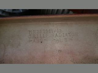 bontott MITSUBISHI PAJERO Hűtőrács