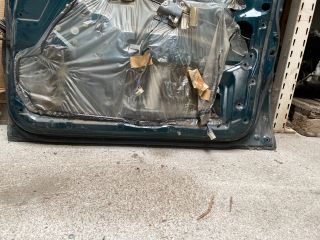 bontott MITSUBISHI PAJERO Jobb első Ajtó (Részeivel)