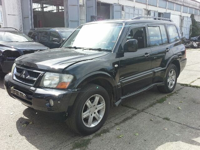 bontott MITSUBISHI PAJERO Jobb első Ajtó (Részeivel)