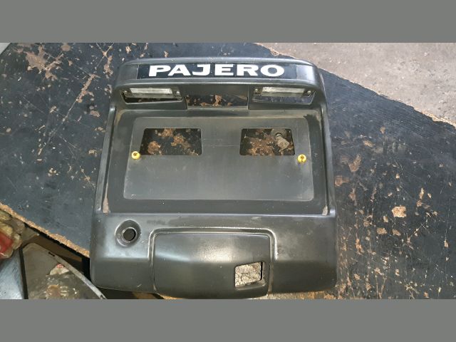 bontott MITSUBISHI PAJERO Rendszámtábla Tartó