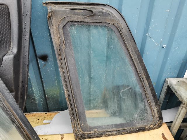 bontott MITSUBISHI SPACE RUNNER Jobb hátsó Fixüveg (Ajtóban)