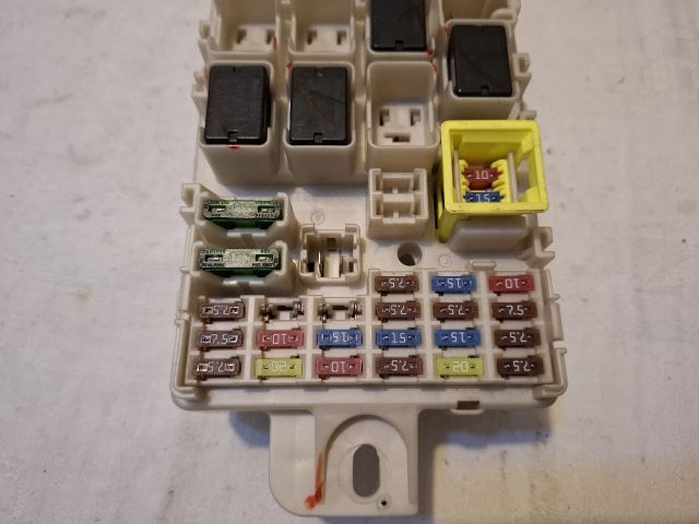 bontott MITSUBISHI SPACE STAR Biztosítéktábla Utastér