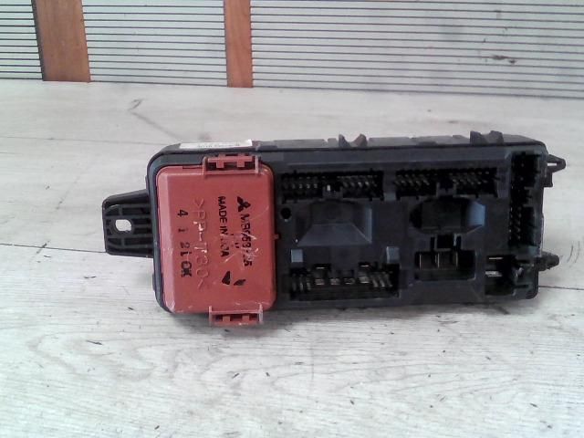 bontott MITSUBISHI SPACE STAR Biztosítéktábla Utastér