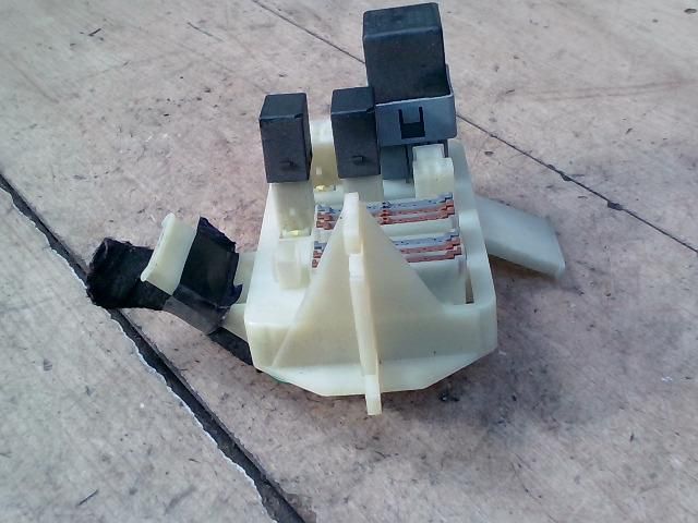 bontott MITSUBISHI SPACE STAR Biztosítéktábla Utastér