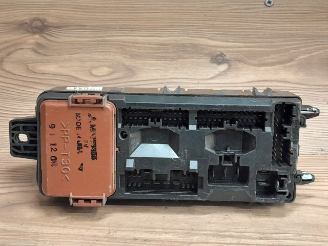 bontott MITSUBISHI SPACE STAR Biztosítéktábla Utastér