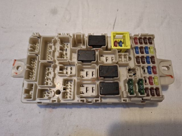 bontott MITSUBISHI SPACE STAR Biztosítéktábla Utastér