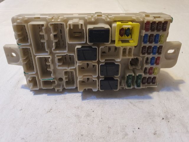 bontott MITSUBISHI SPACE STAR Biztosítéktábla Utastér