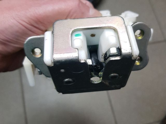 bontott MITSUBISHI SPACE STAR Csomagtérajtó Zárszerkezet