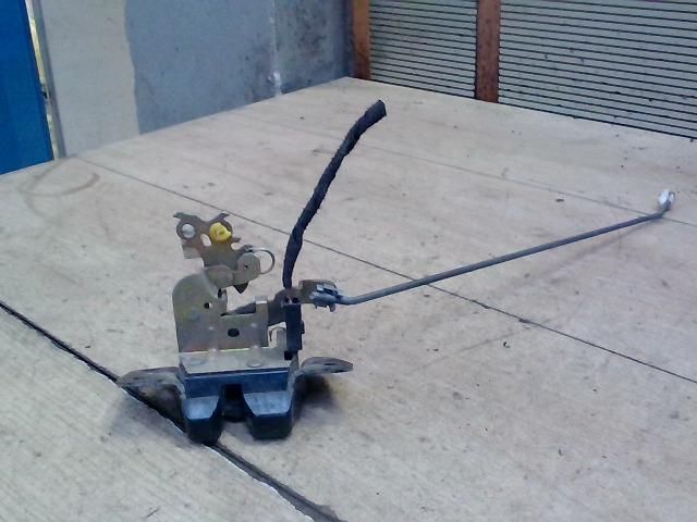 bontott MITSUBISHI SPACE STAR Csomagtérajtó Zárszerkezet