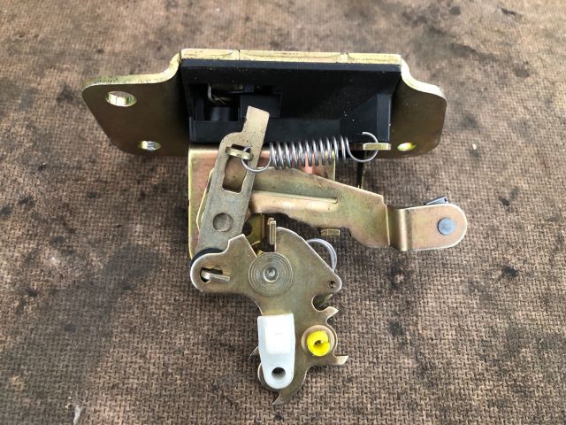 bontott MITSUBISHI SPACE STAR Csomagtérajtó Zárszerkezet