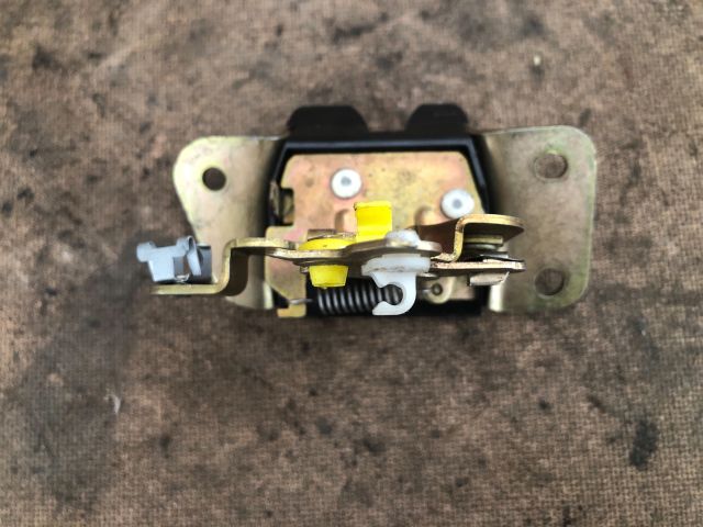 bontott MITSUBISHI SPACE STAR Csomagtérajtó Zárszerkezet