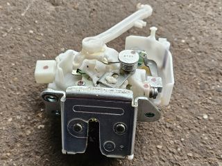 bontott MITSUBISHI SPACE STAR Csomagtérajtó Zárszerkezet