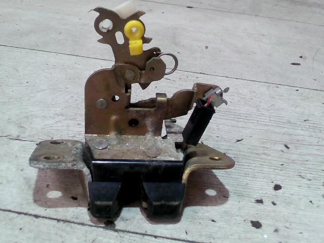 bontott MITSUBISHI SPACE STAR Csomagtérajtó Zárszerkezet