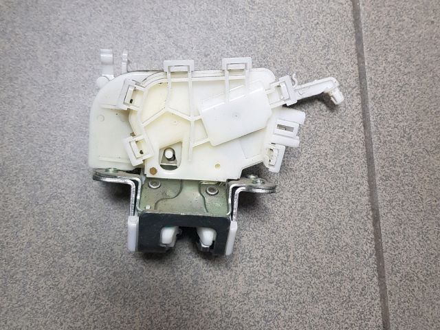 bontott MITSUBISHI SPACE STAR Csomagtérajtó Zárszerkezet