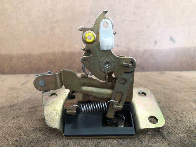 bontott MITSUBISHI SPACE STAR Csomagtérajtó Zárszerkezet