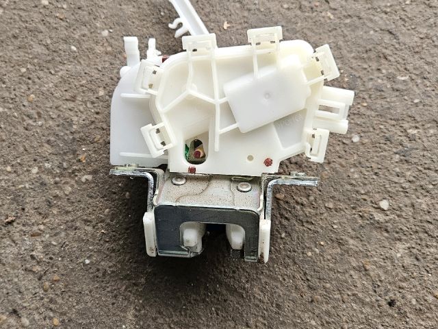 bontott MITSUBISHI SPACE STAR Csomagtérajtó Zárszerkezet