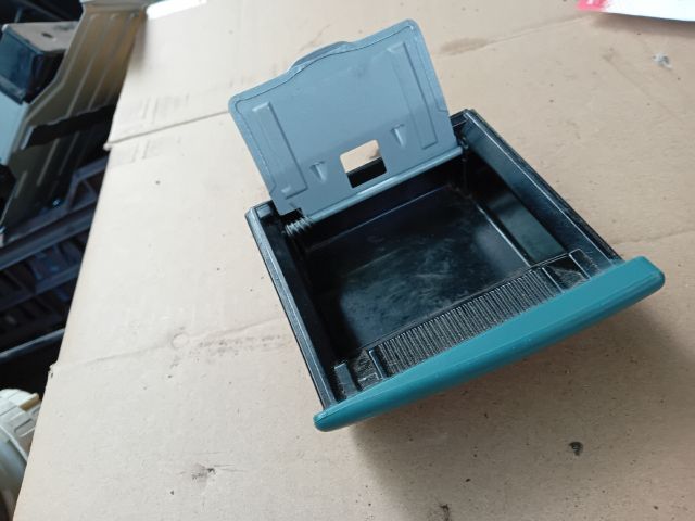 bontott MITSUBISHI SPACE STAR Első Hamutartó