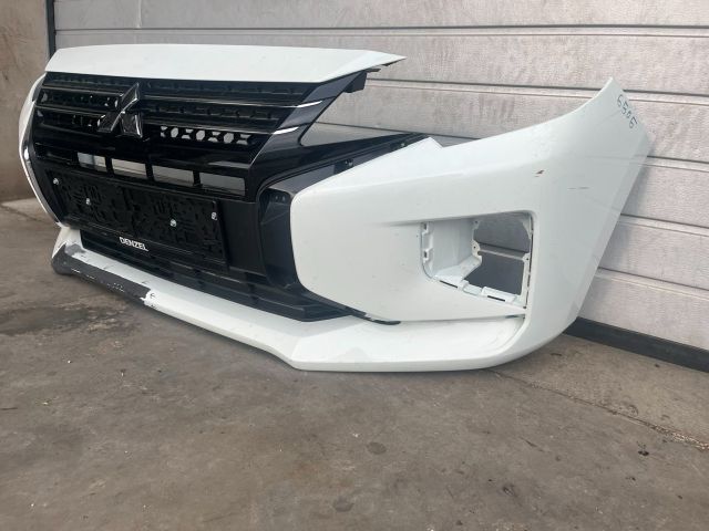 bontott MITSUBISHI SPACE STAR Első Lökhárító (Üresen)