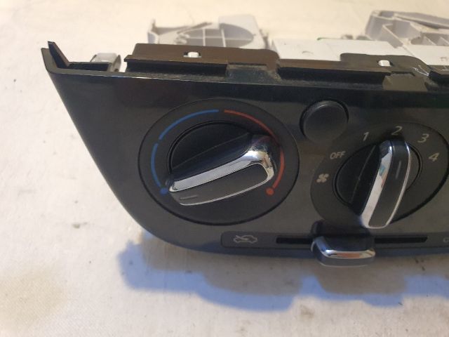 bontott MITSUBISHI SPACE STAR Fűtéskapcsoló (Nem klímás)