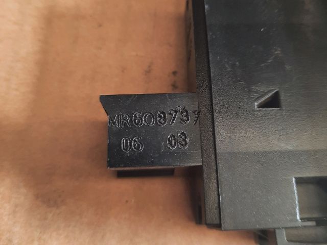 bontott MITSUBISHI SPACE STAR Jobb első Ablakemelő Kapcsoló