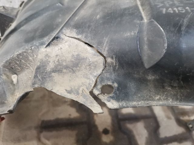 bontott NISSAN 350 Bal első Dobbetét (Kerékjárati, Műanyag)