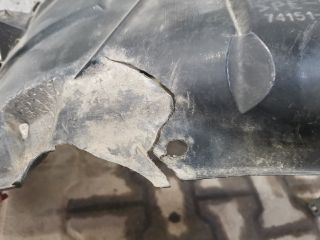 bontott NISSAN 350 Bal első Dobbetét (Kerékjárati, Műanyag)