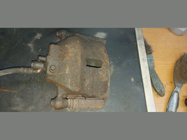 bontott NISSAN ALMERA II Bal első Féknyereg Munkahengerrel