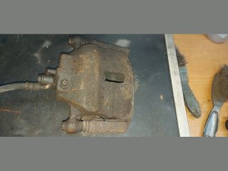 bontott NISSAN ALMERA II Bal első Féknyereg Munkahengerrel