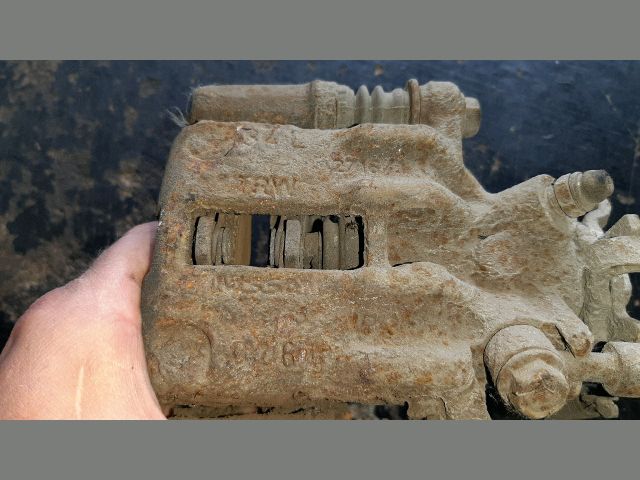 bontott NISSAN ALMERA II Bal hátsó Féknyereg Munkahengerrel