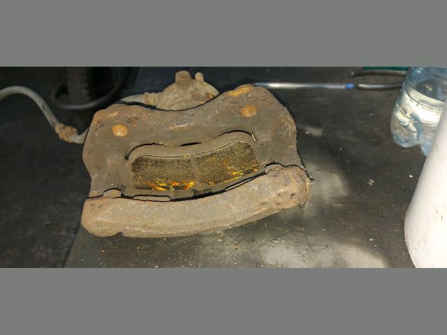 bontott NISSAN ALMERA II Jobb első Féknyereg Munkahengerrel