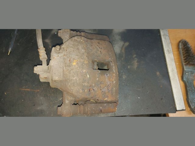 bontott NISSAN ALMERA II Jobb első Féknyereg Munkahengerrel