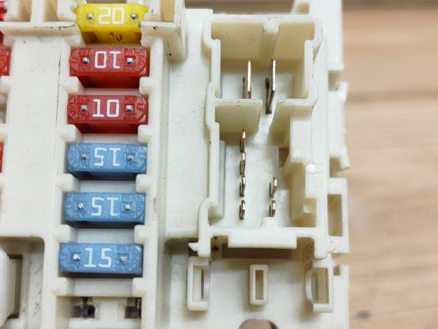 bontott NISSAN ALMERA II Biztosítéktábla Utastér