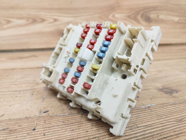 bontott NISSAN ALMERA II Biztosítéktábla Utastér