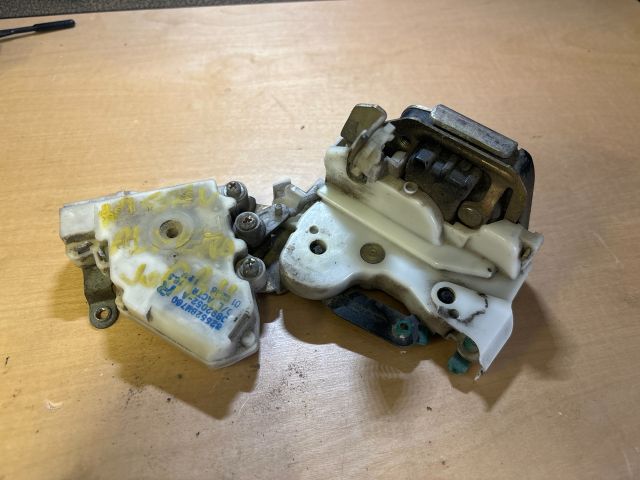 bontott NISSAN ALMERA II Jobb hátsó Ajtózár