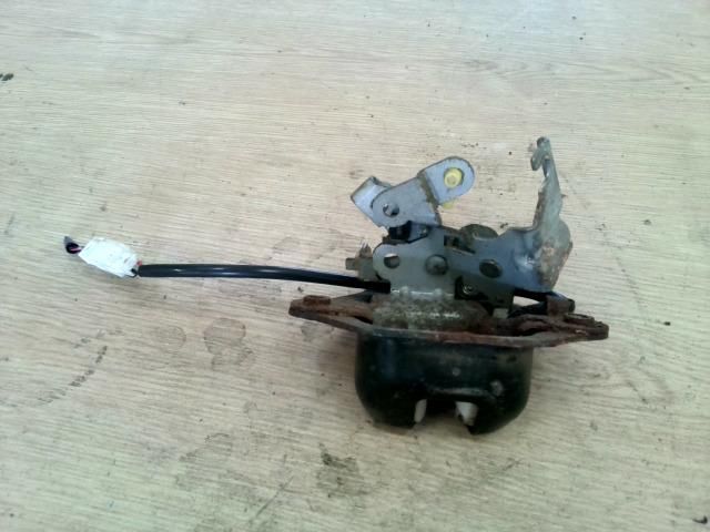 bontott NISSAN ALMERA TINO Csomagtérajtó Zárszerkezet