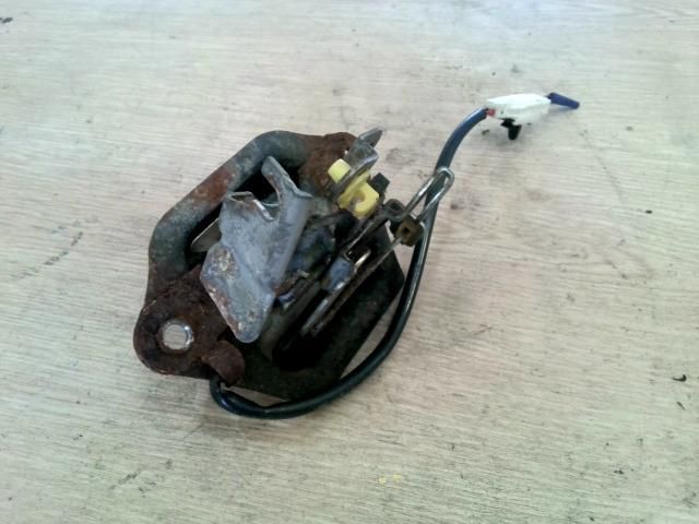 bontott NISSAN ALMERA TINO Csomagtérajtó Zárszerkezet