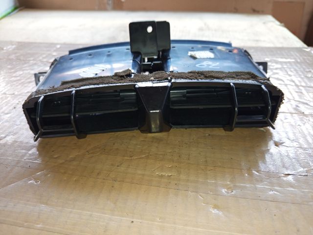 bontott NISSAN ALMERA TINO Középső Szellőző