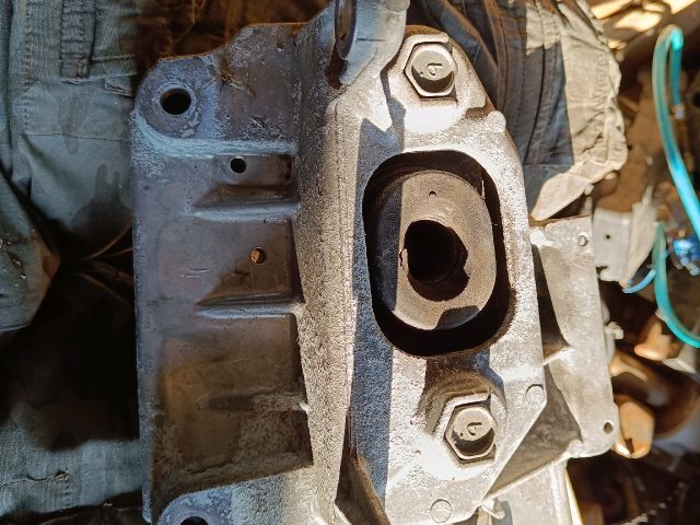 bontott NISSAN JUKE Motor Tartó Bak (Fém)