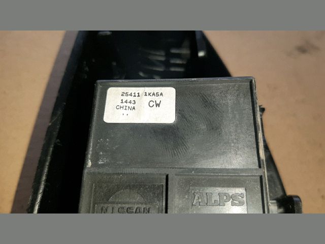 bontott NISSAN JUKE Bal első Ablakemelő Kapcsoló