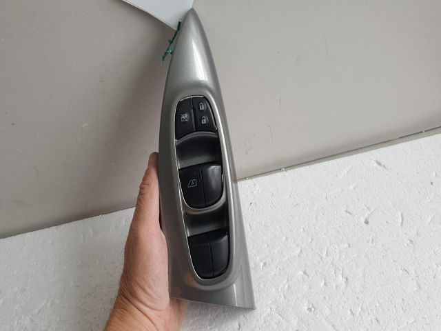 bontott NISSAN JUKE Bal első Ablakemelő Kapcsoló