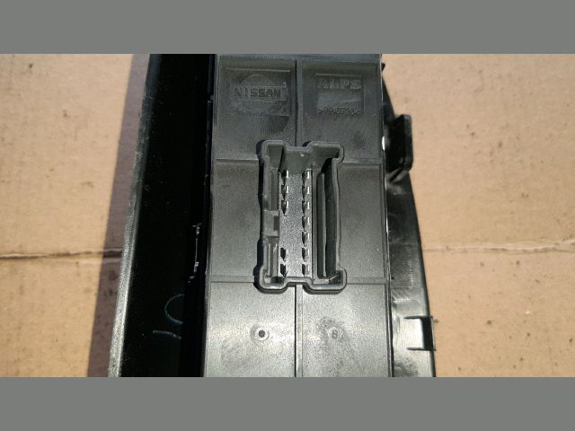 bontott NISSAN JUKE Bal első Ablakemelő Kapcsoló