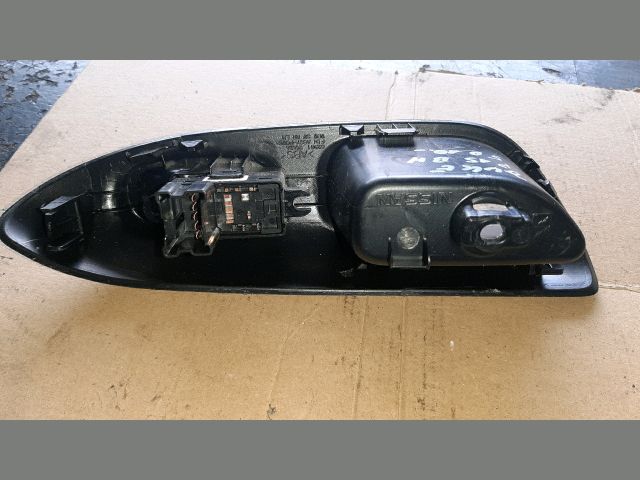 bontott NISSAN JUKE Bal hátsó Ablakemelő Kapcsoló