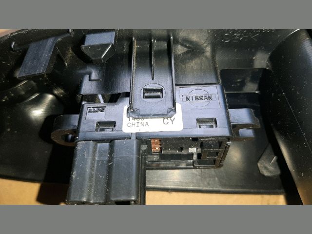 bontott NISSAN JUKE Bal hátsó Ablakemelő Kapcsoló