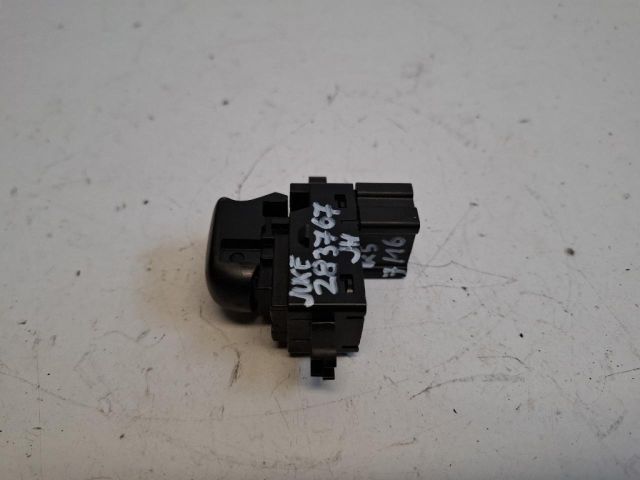 bontott NISSAN JUKE Jobb hátsó Ablakemelő Kapcsoló