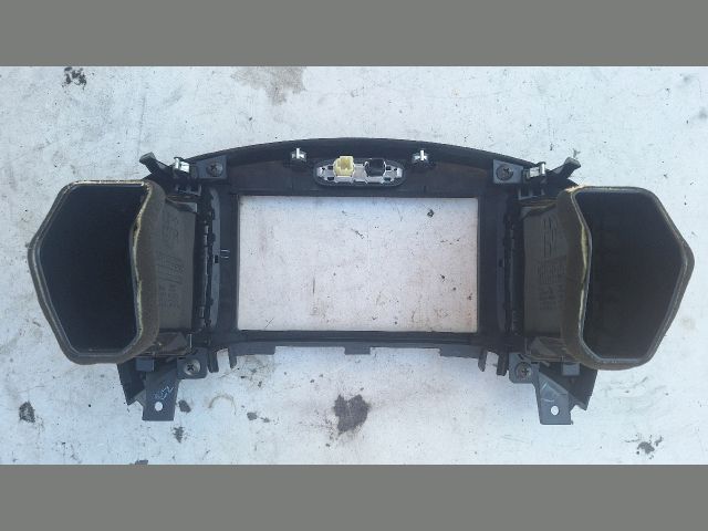 bontott NISSAN JUKE Középső Szellőző