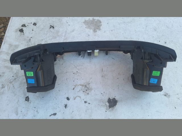 bontott NISSAN JUKE Középső Szellőző