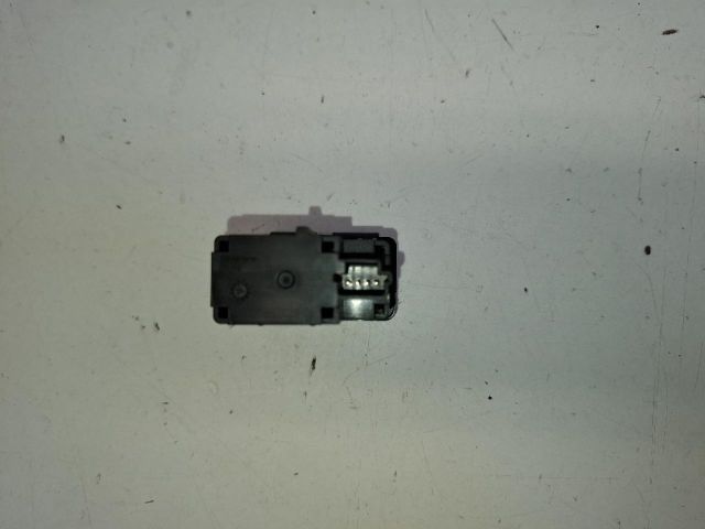 bontott NISSAN LEAF USB Aljzat