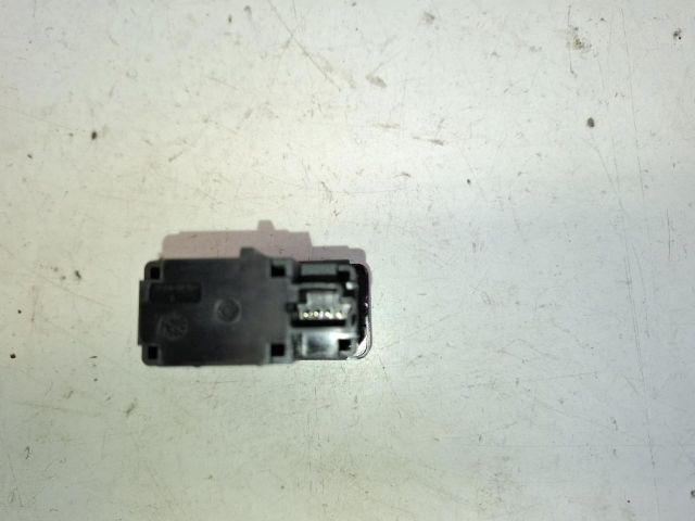 bontott NISSAN LEAF USB Aljzat